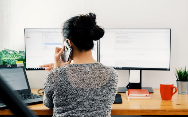 cloud-pbx-woman-working (1)