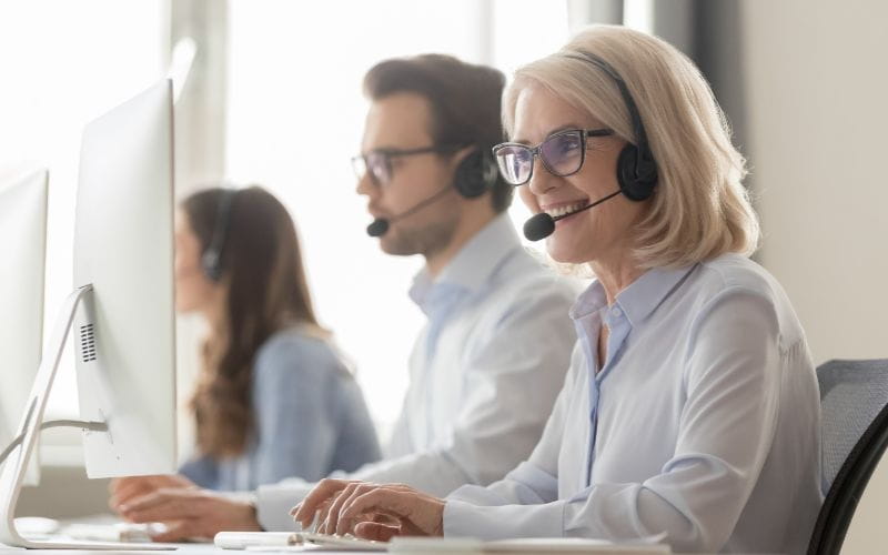 voip-service-providers-female-worker