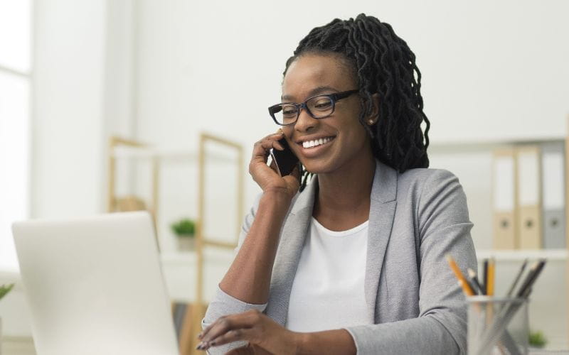 voip-service-providers-female-worker